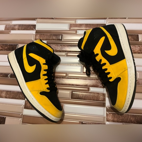 Jordan 1 Retro Mid 'Reverse New Love' Size 11! - Picture 2 of 6